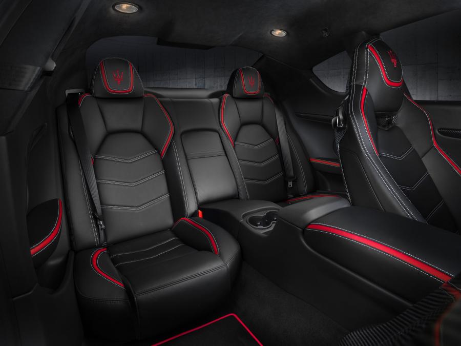 Интерьер Maserati GranTurismo MC Stradale Centennial Edition 2014 года  (фото 25 из 31)